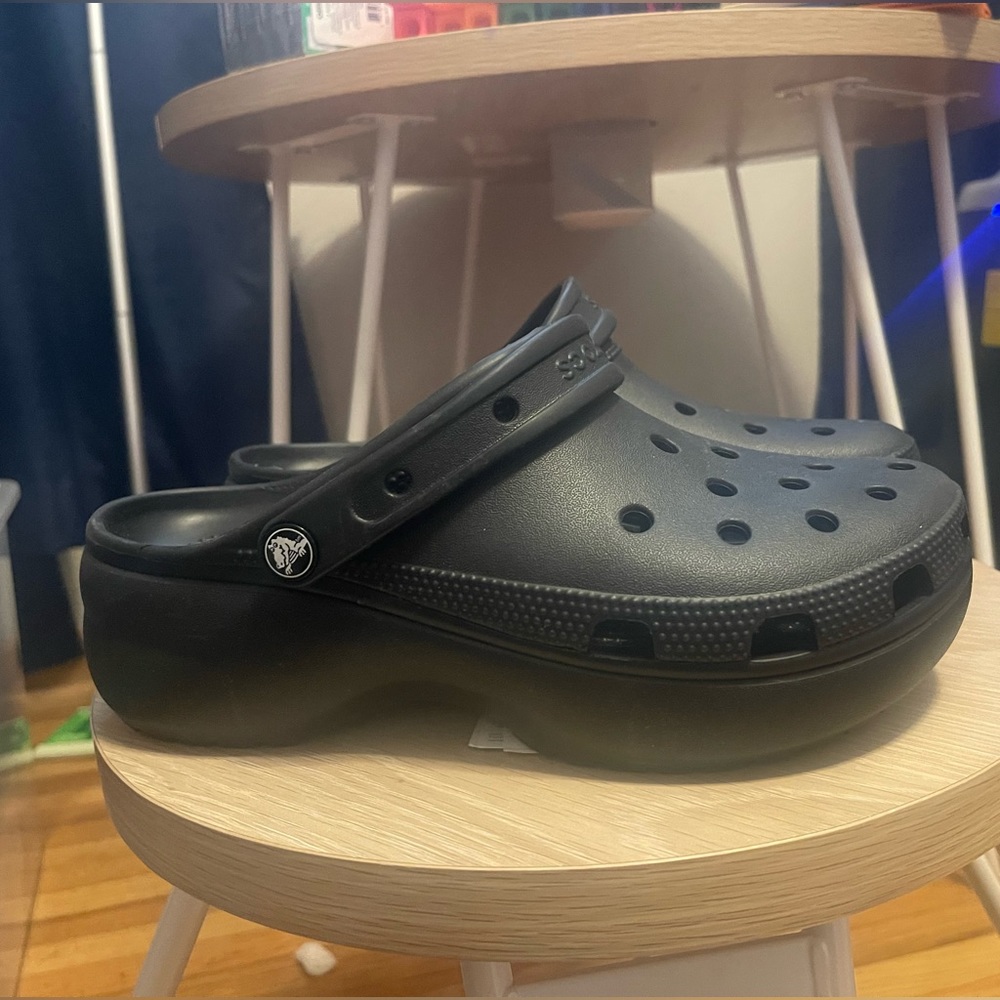 NWT platform crocs
